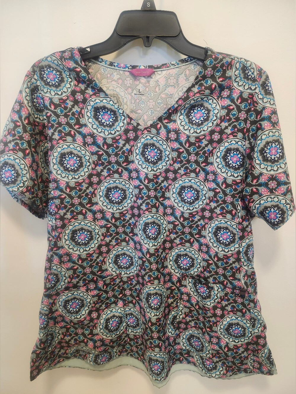Vera Bradley Multi Color V-Neck Short Sleeve Size L Scrub Top